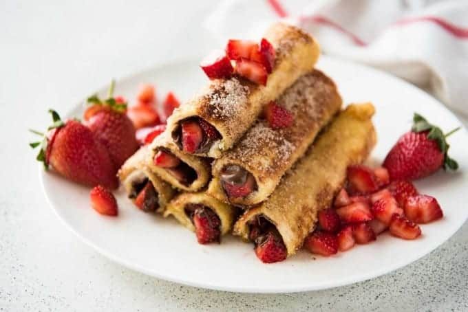 Strawberry Nutella French Toast Roll Ups - just a handful of ingredients to make these in 15 minutes. They taste like doughnuts! recipetineats.com