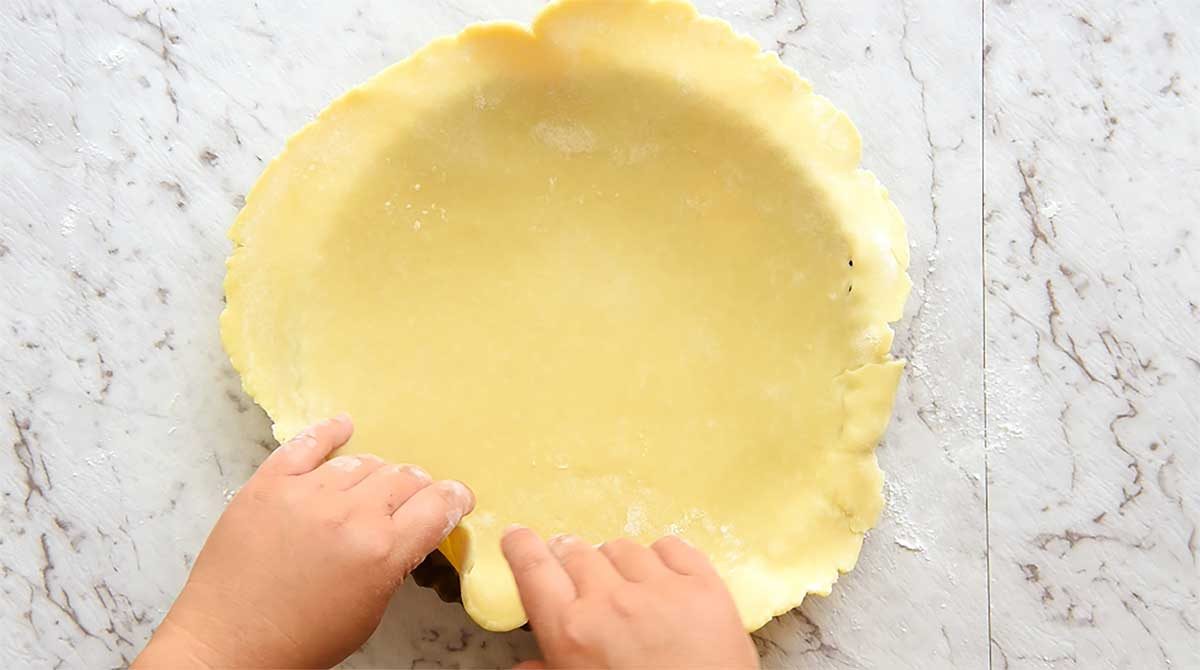 Preparation of easy homemade quiche crust