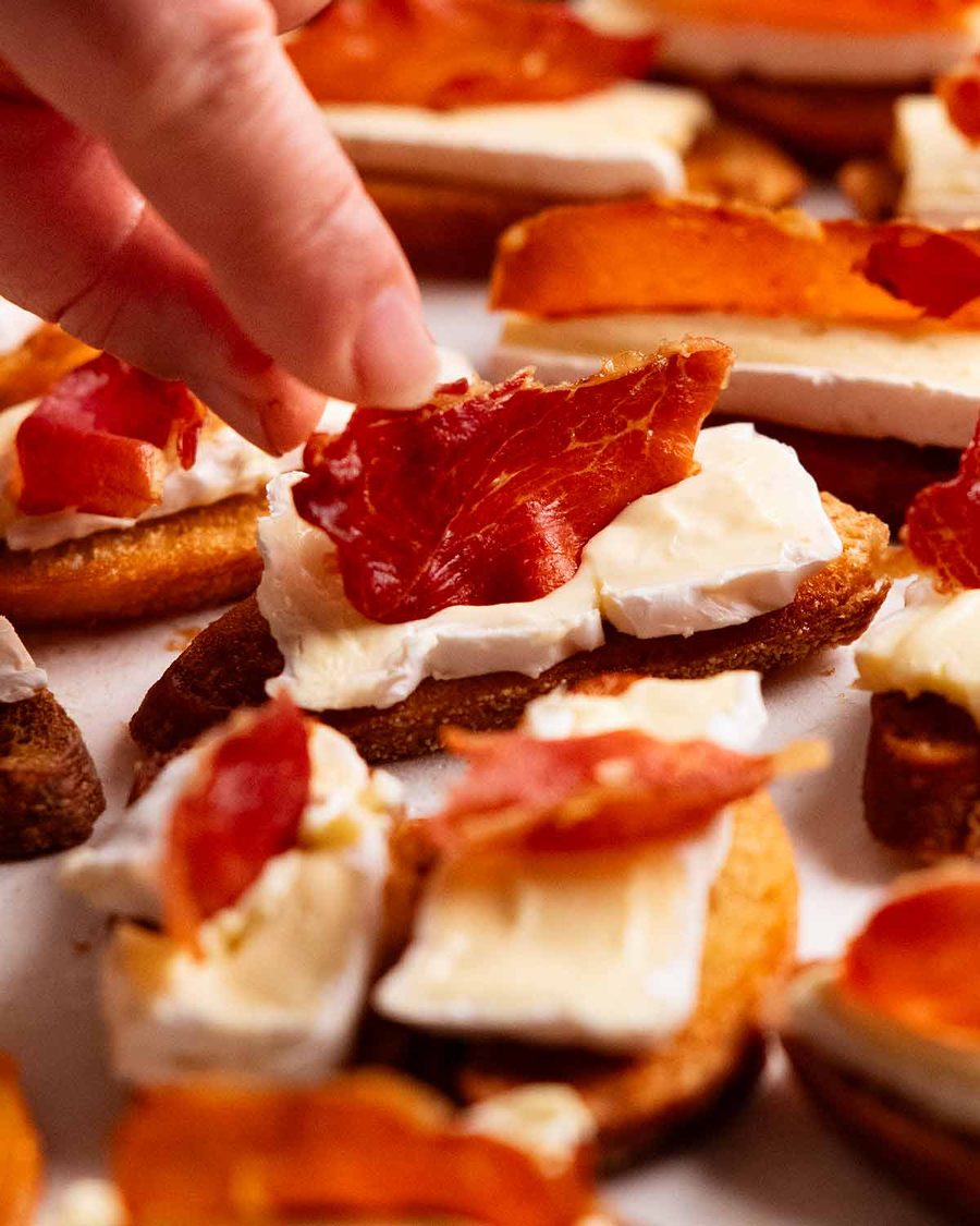 Maple crisp brie bites