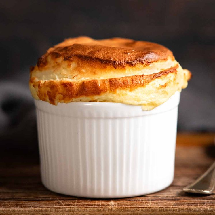 Cheese soufflé (soufflé au fromage)